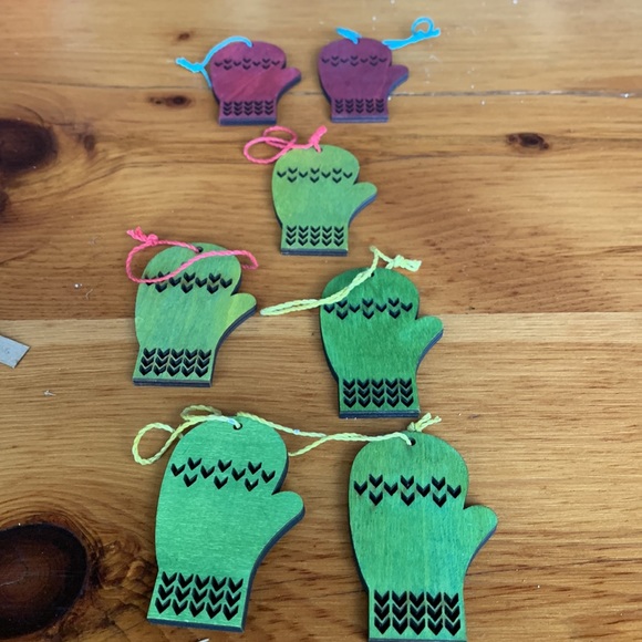 Holiday ornaments from 5 green wooden mittens, 2 red & four laser cut or… - Picture 2 of 8